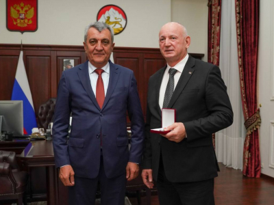 Глава РСО – Алания Сергей Меняйло наградил медалью «Во Славу Осетии» председателя Координационного совета международного общественного движения «Высший Совет Осетин» Казбека Еналдиева.